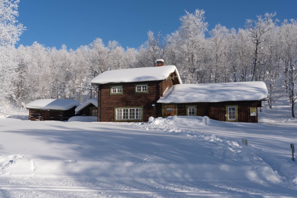 Fantastiskt läge med många möjligheter, direkt närhet till aktiviteter och mäktig fjällnatur!