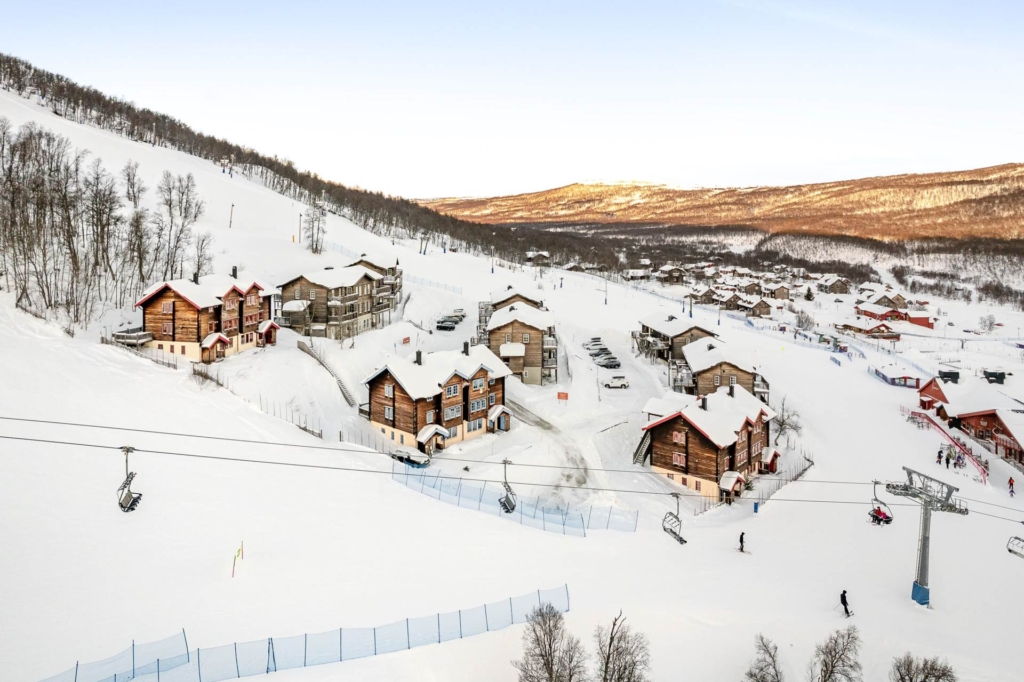 Bo mitt i backen! Attraktivt läge i snösäkra Ramundberget med nyrenoverade våtutrymmen!