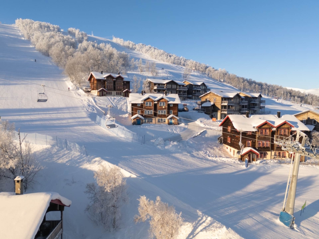 Bo mitt i backen! Attraktivt läge i snösäkra Ramundberget med nyrenoverade våtutrymmen!