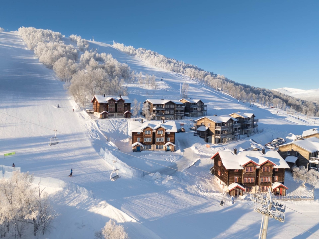 Bo mitt i backen! Attraktivt läge i snösäkra Ramundberget med nyrenoverade våtutrymmen!