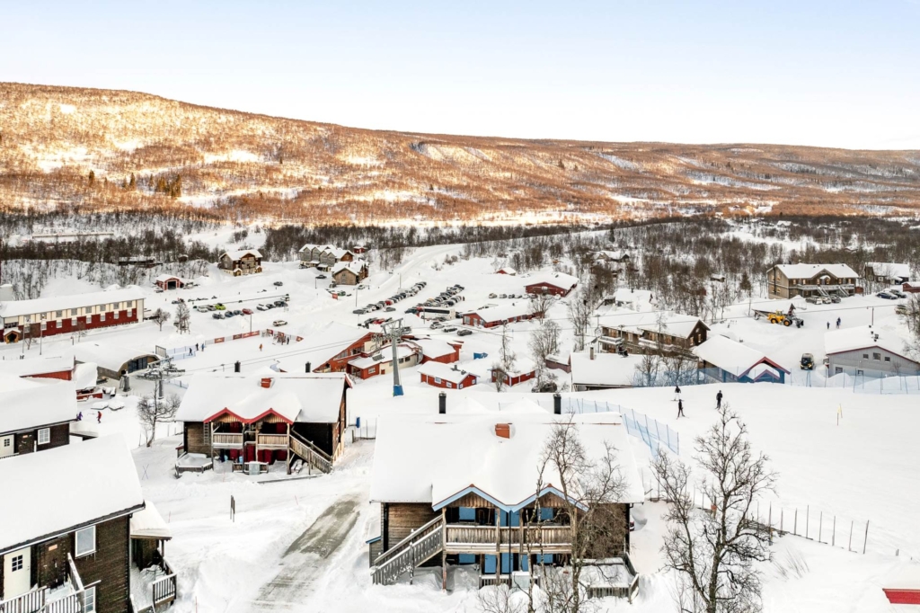 Bo mitt i backen! Attraktivt läge i snösäkra Ramundberget med nyrenoverade våtutrymmen!