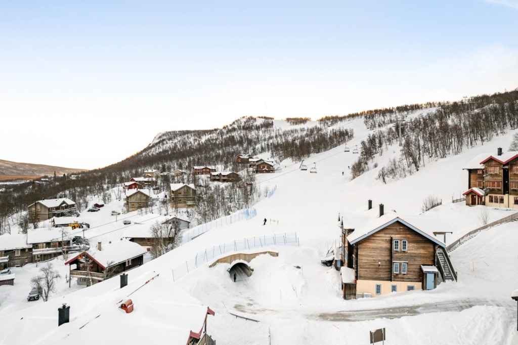 Bo mitt i backen! Attraktivt läge i snösäkra Ramundberget med nyrenoverade våtutrymmen!