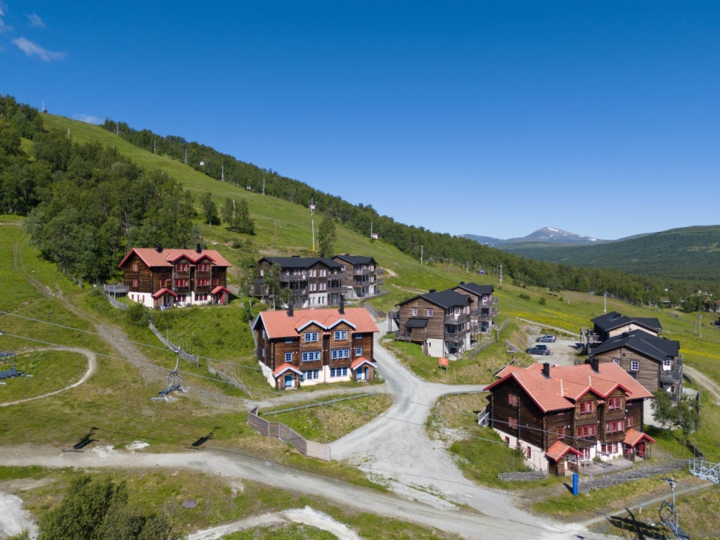 Bo mitt i backen! Attraktivt läge i snösäkra Ramundberget med nyrenoverade våtutrymmen!