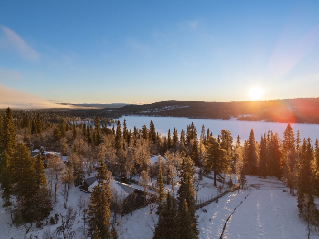 Klassiskt timrad fjällstuga med fint läge i Messlingen