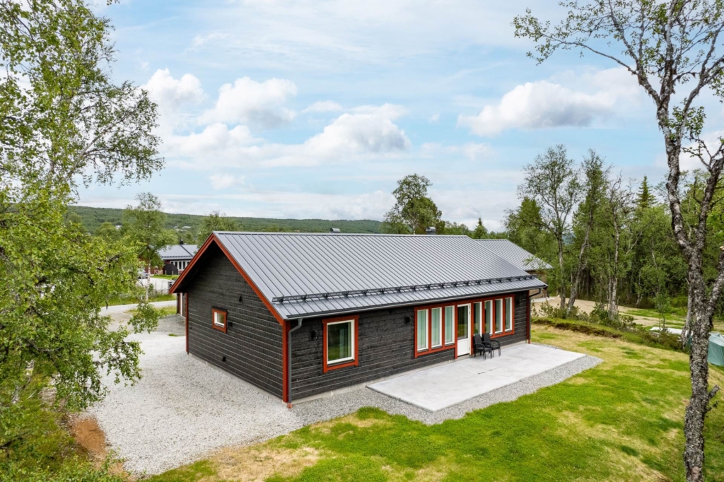 Rymligt fjällboende med skidspår inpå knuten och vackra fjällvyer