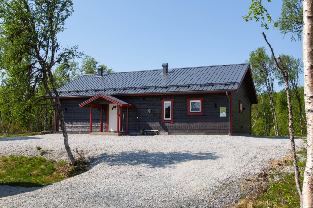 Rymligt fjällboende med skidspår inpå knuten och vackra fjällvyer