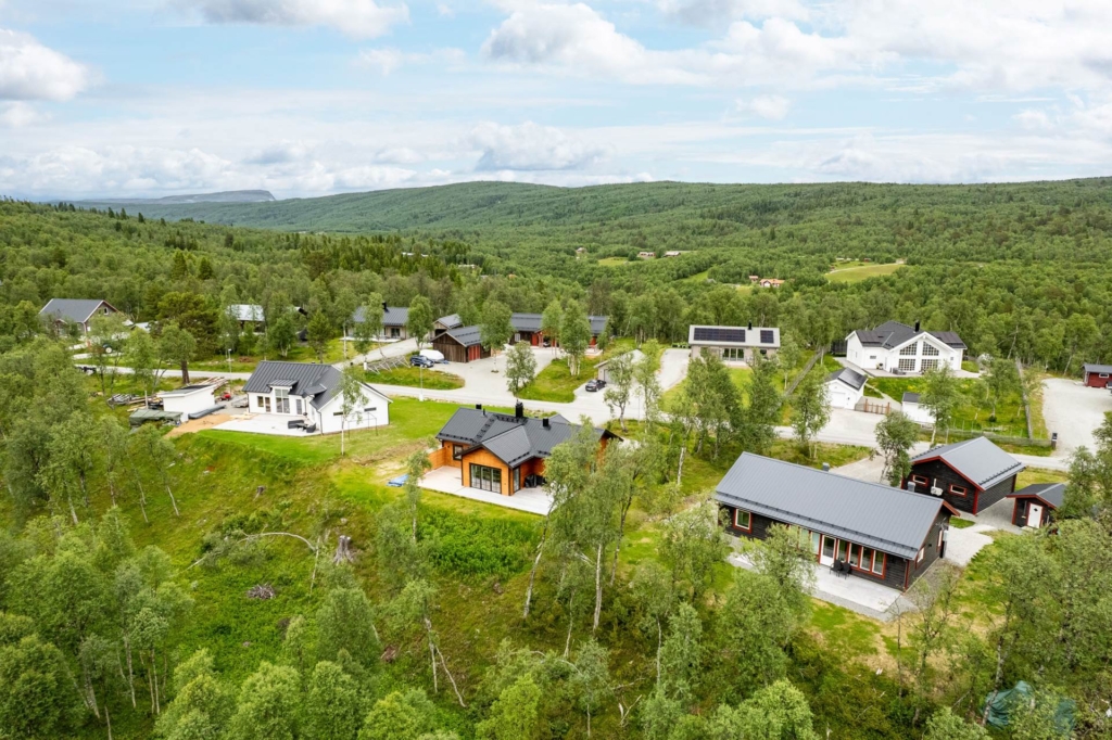Rymligt fjällboende med skidspår inpå knuten och vackra fjällvyer