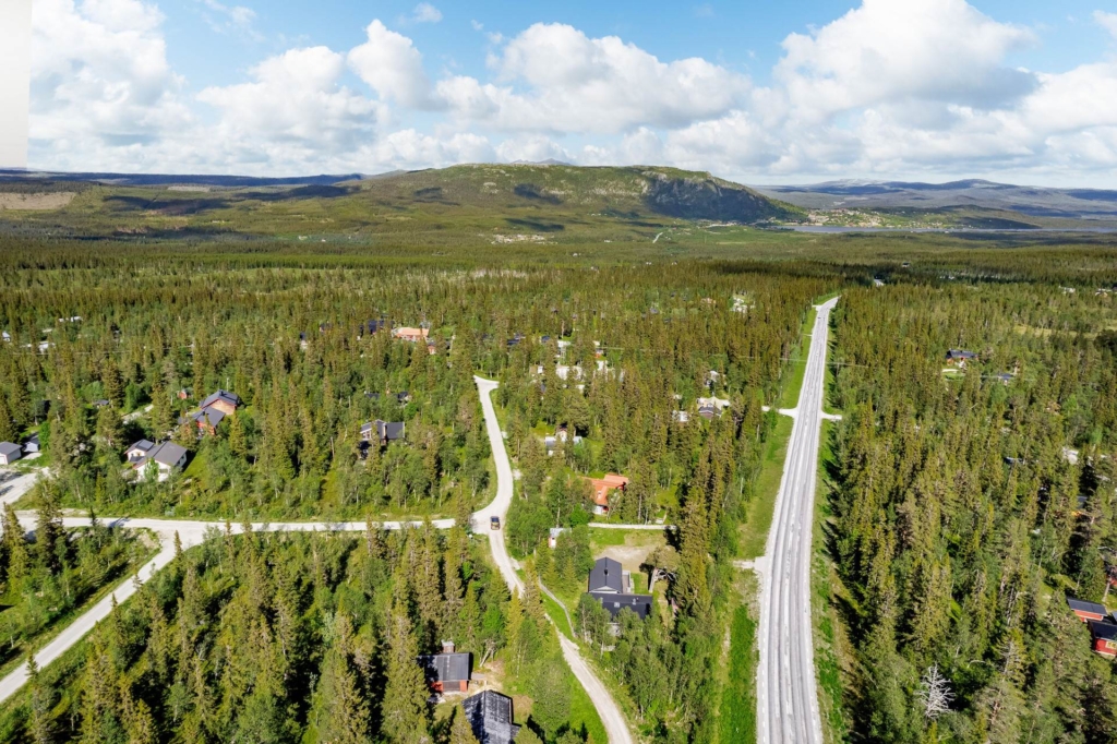 Fjällidyll med spår och leder runt knuten – rymligt boende i attraktiva Hållan
