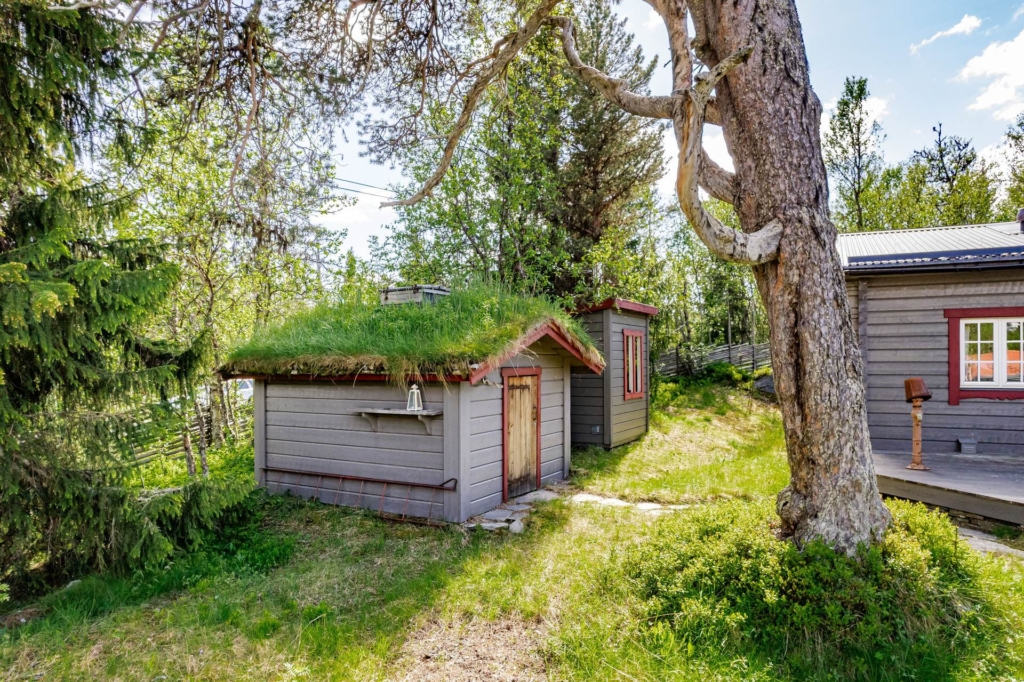 Fjällidyll med spår och leder runt knuten – rymligt boende i attraktiva Hållan