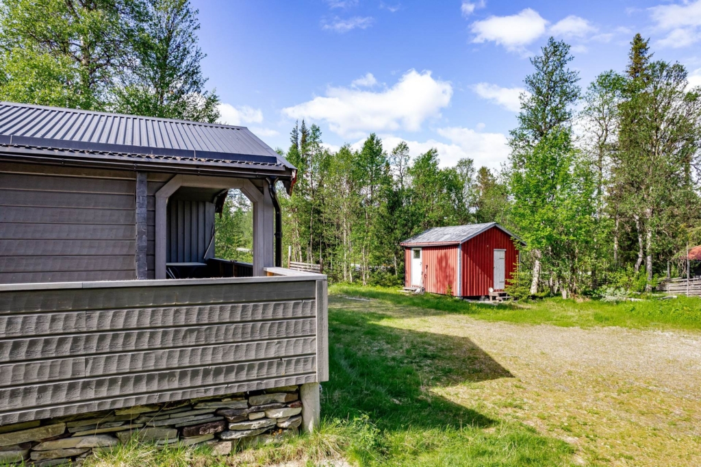 Fjällidyll med spår och leder runt knuten – rymligt boende i attraktiva Hållan