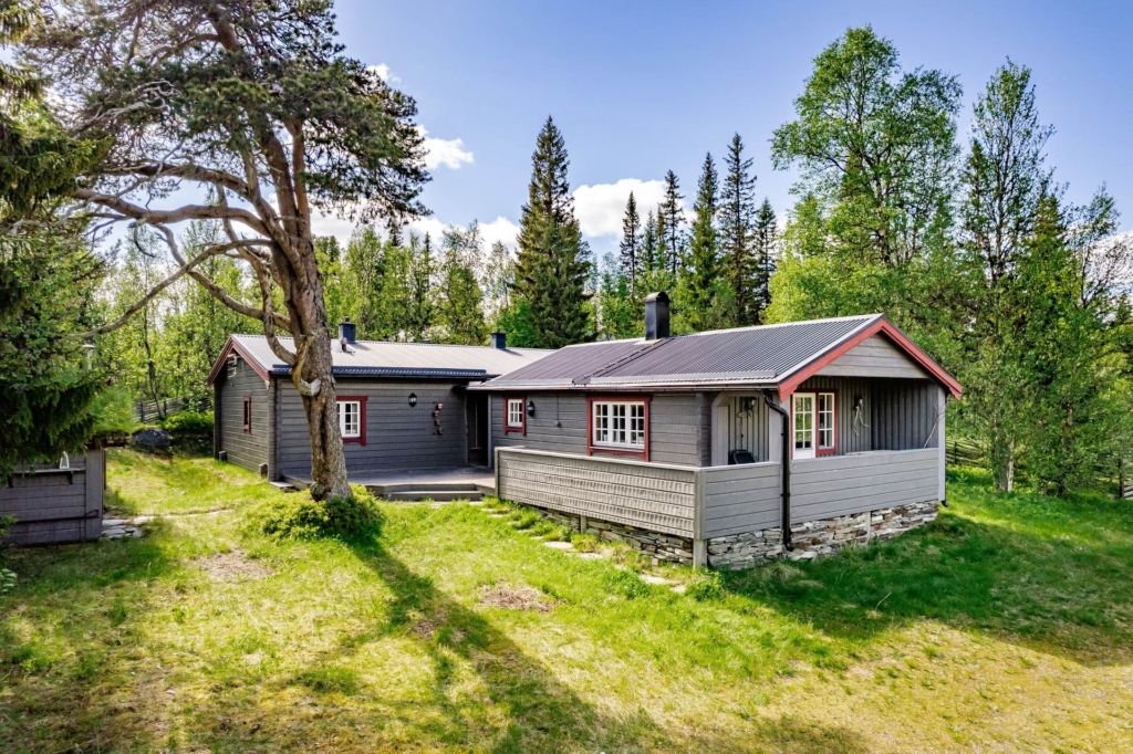 Fjällidyll med spår och leder runt knuten – rymligt boende i attraktiva Hållan