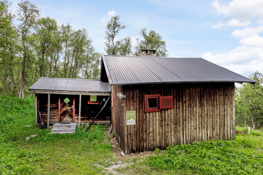Charmig stuga på rymlig fjälltomt om hela 4600 kvm
