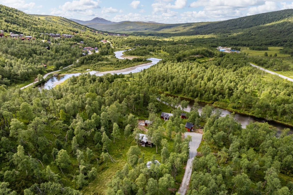 Rofyllt fjällboende med privat läge vid Ljusnan.