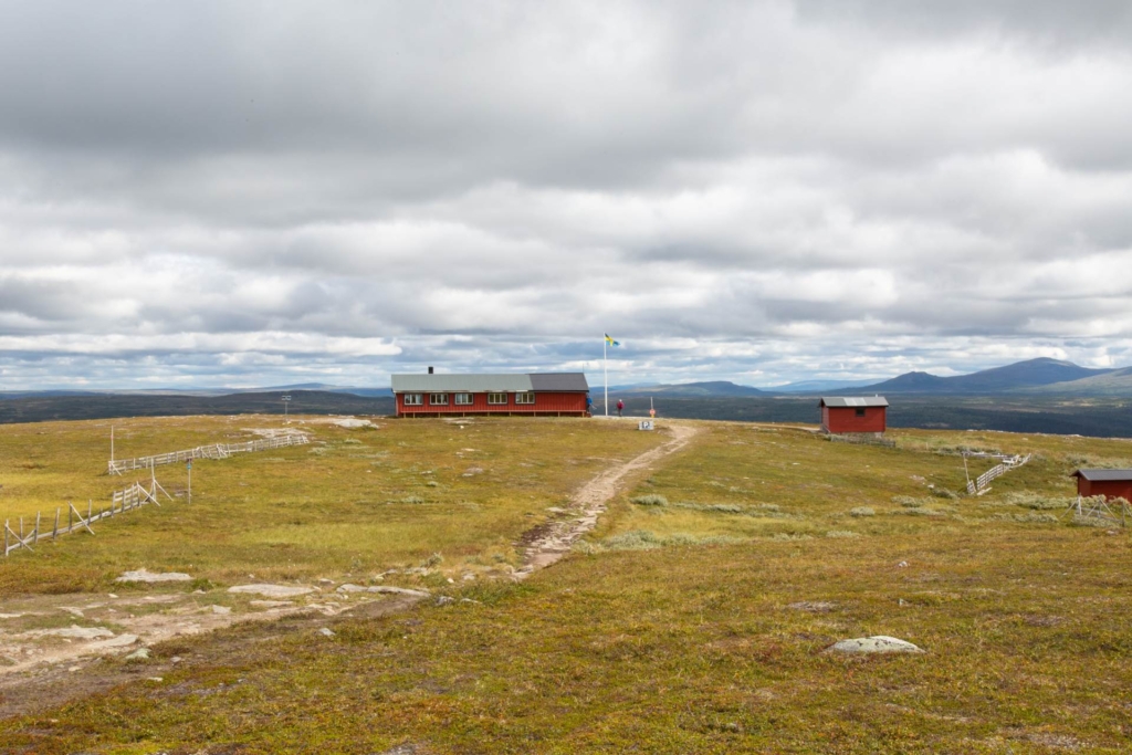 Charmig stuga på rymlig fjälltomt om hela 4600 kvm