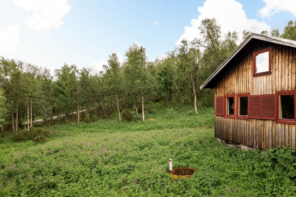 Charmig stuga på rymlig fjälltomt om hela 4600 kvm