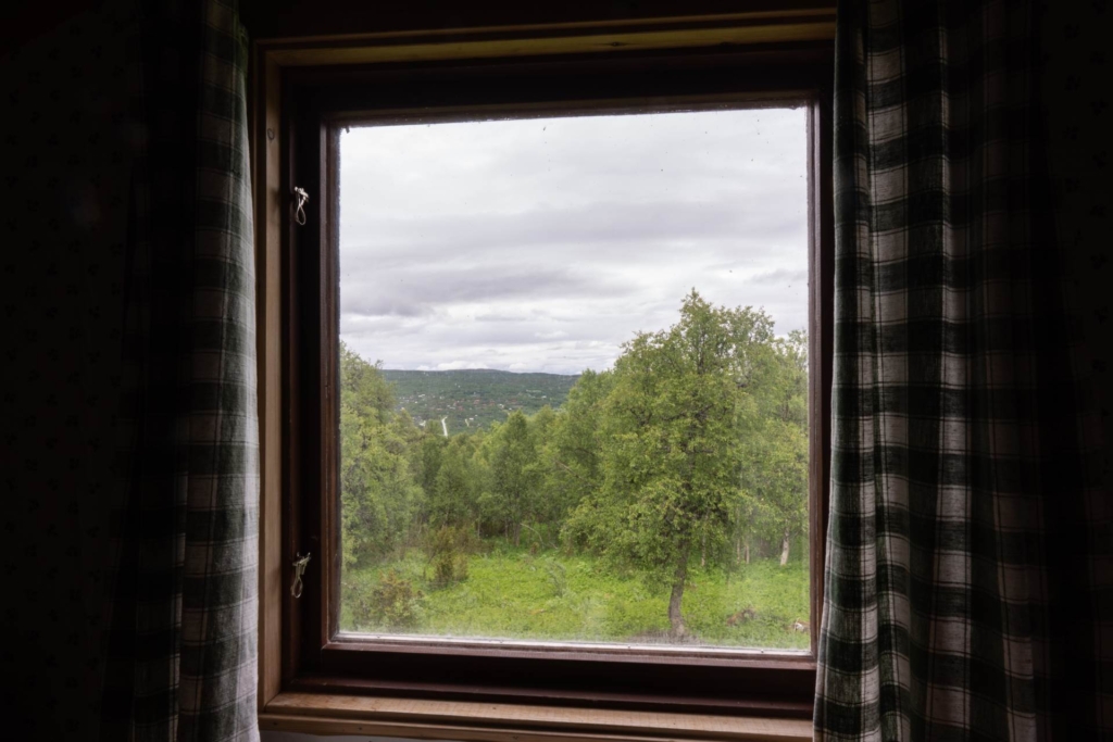 Charmig stuga på rymlig fjälltomt om hela 4600 kvm