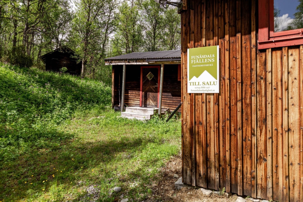 Charmig stuga på rymlig fjälltomt om hela 4600 kvm