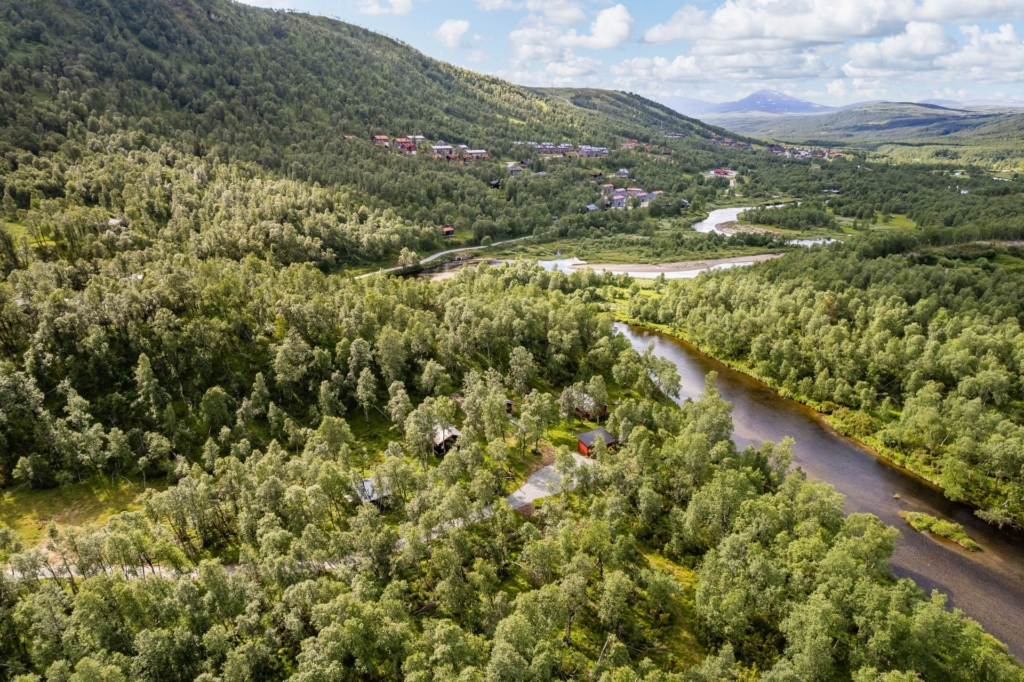 Rofyllt fjällboende med privat läge vid Ljusnan.