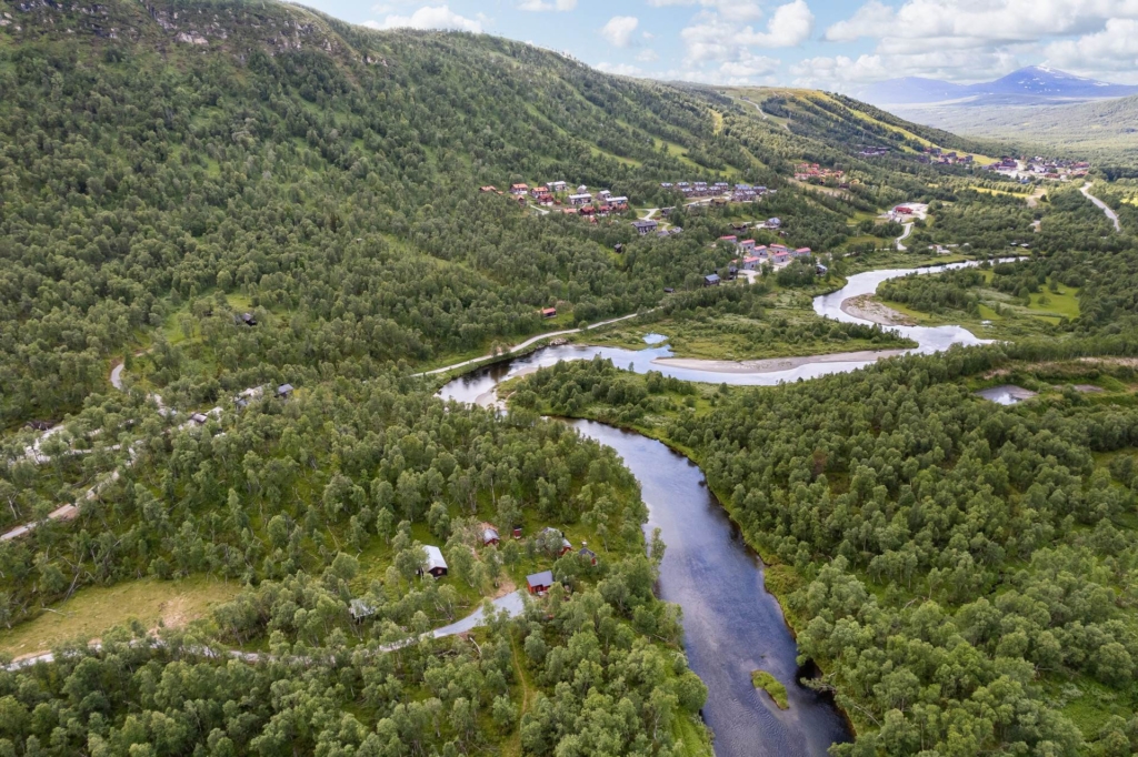 Rofyllt fjällboende med privat läge vid Ljusnan.