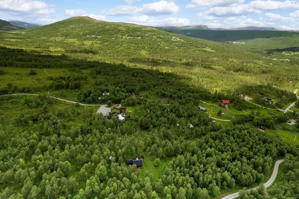 Charmig stuga på rymlig fjälltomt om hela 4600 kvm