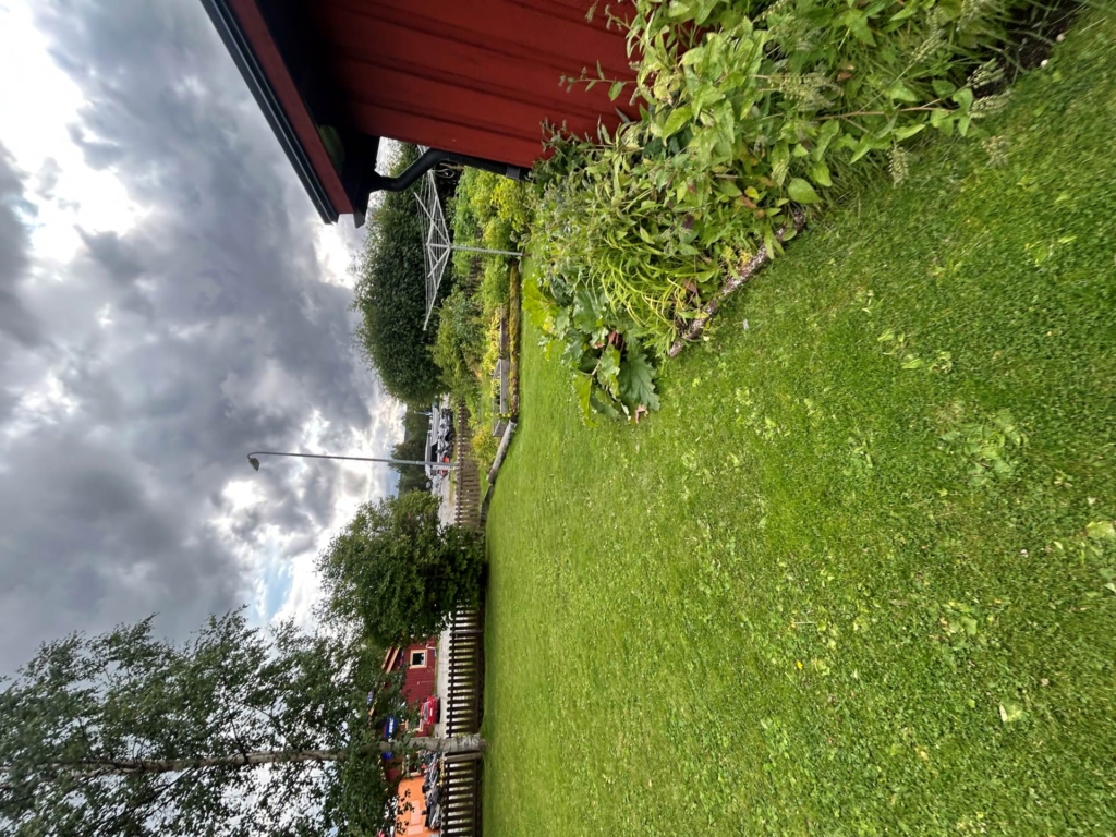 Fint fjällnära kedjehus med prunkande trädgård