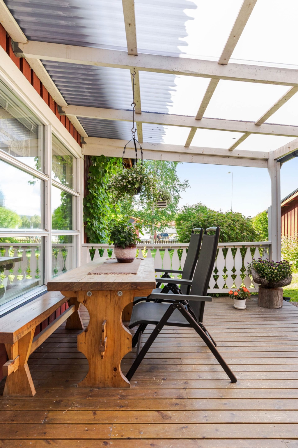 Fint fjällnära kedjehus med prunkande trädgård