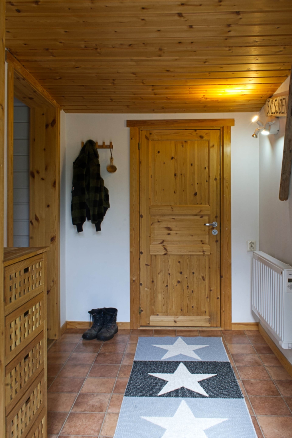 Fjällidyll med spår och leder runt knuten – rymligt boende i attraktiva Hållan