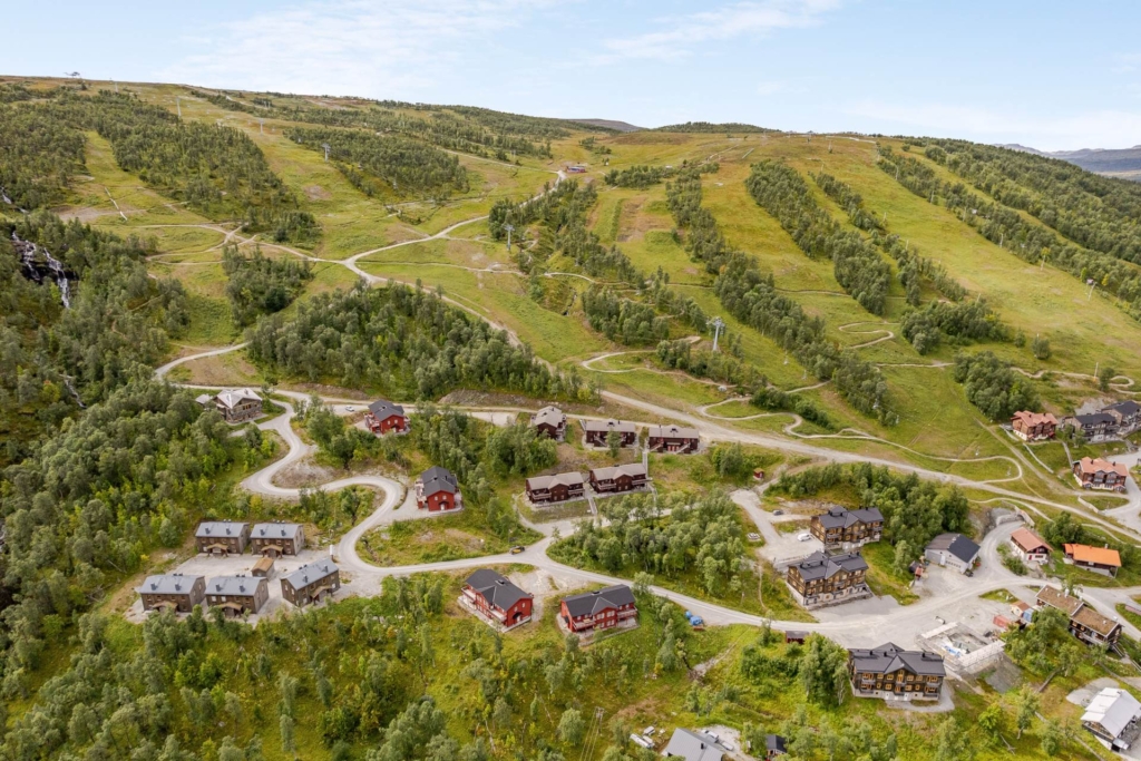 Stilrent parhus från 2020 – skyddat läge nära backe, spår och service
