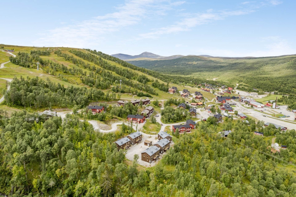 Stilrent parhus från 2020 – skyddat läge nära backe, spår och service