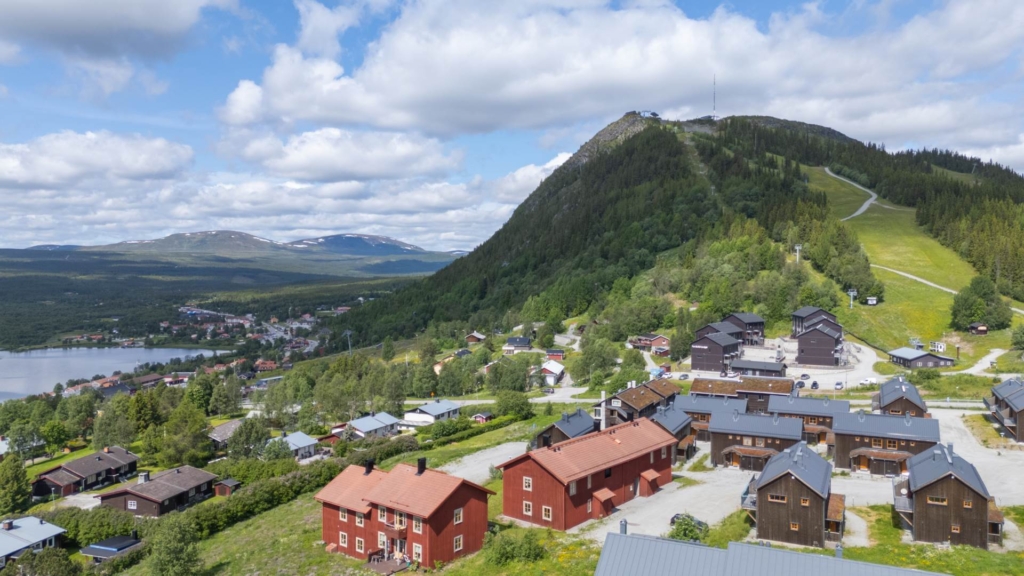Stilfullt renoverad lägenhet med fritt och centralt läge i Funäsdalen!