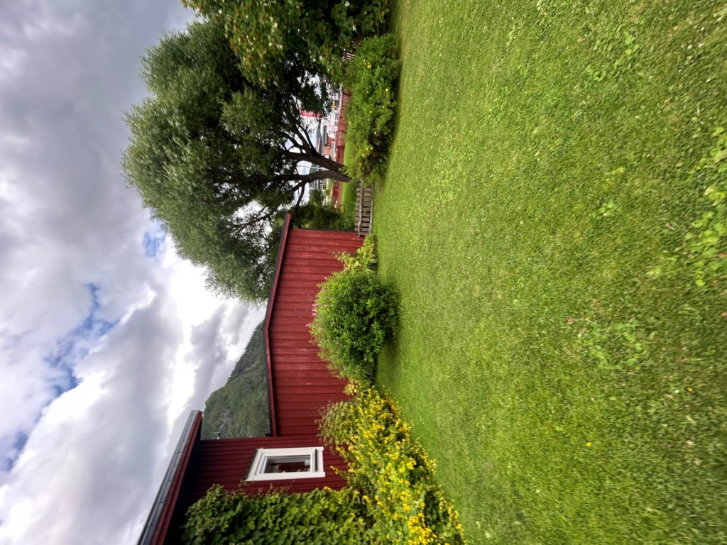 Fint fjällnära kedjehus med prunkande trädgård