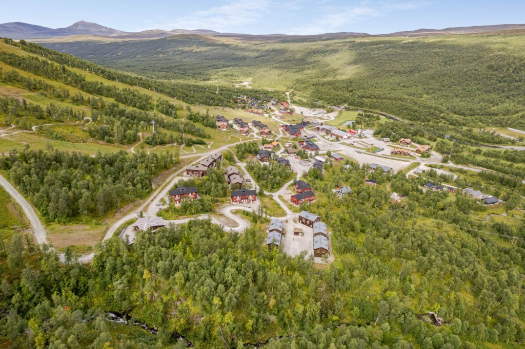 Stilrent parhus från 2020 – skyddat läge nära backe, spår och service