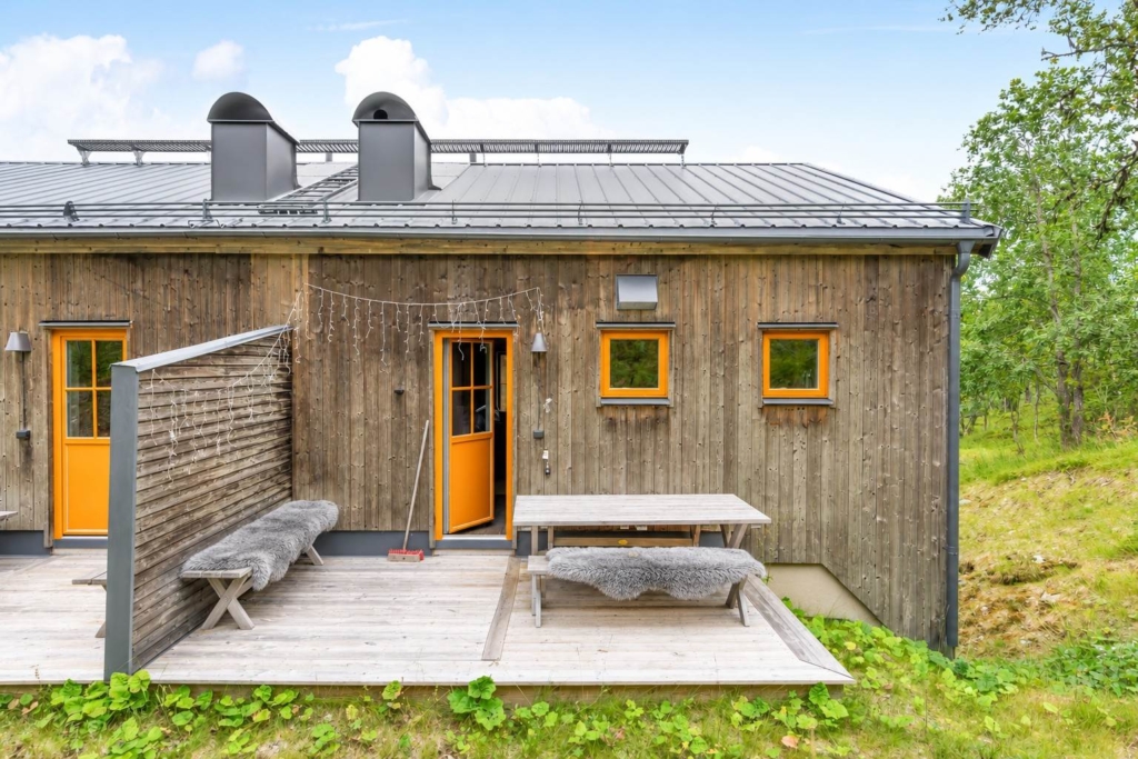 Stilrent parhus från 2020 – skyddat läge nära backe, spår och service