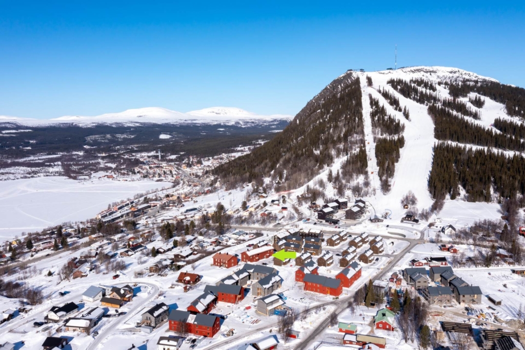 Stilfullt renoverad lägenhet med fritt och centralt läge i Funäsdalen!
