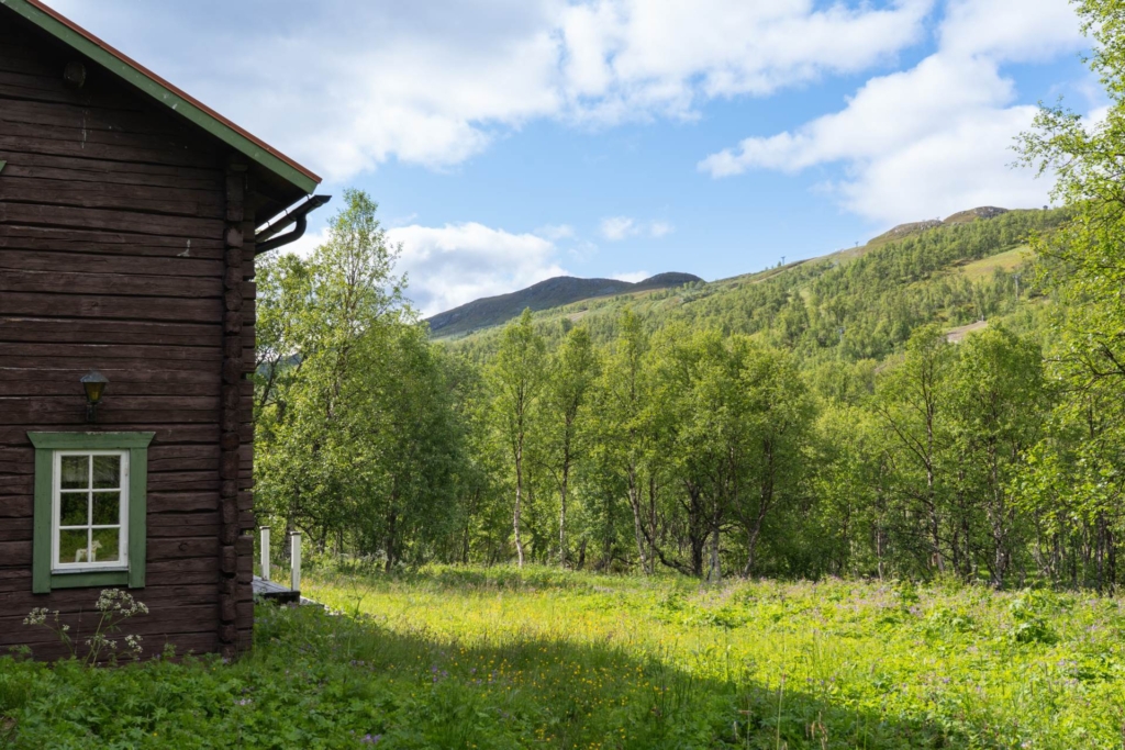 Fantastiskt läge med många möjligheter, direkt närhet till aktiviteter och mäktig fjällnatur!