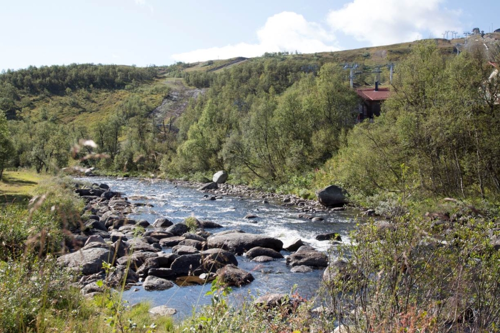 Lägenhet i röda byn med egen uteplats och utsikt mot skidbackarna