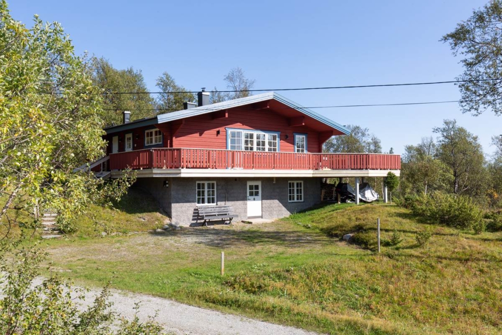 Hus med två lägenheter och härliga fjällvyer