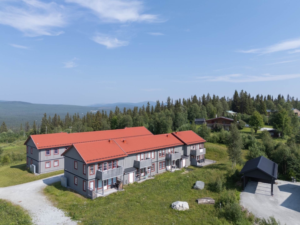 Ljus hörnlägenhet med fjällutsikt – nära backar, längdspår och byliv