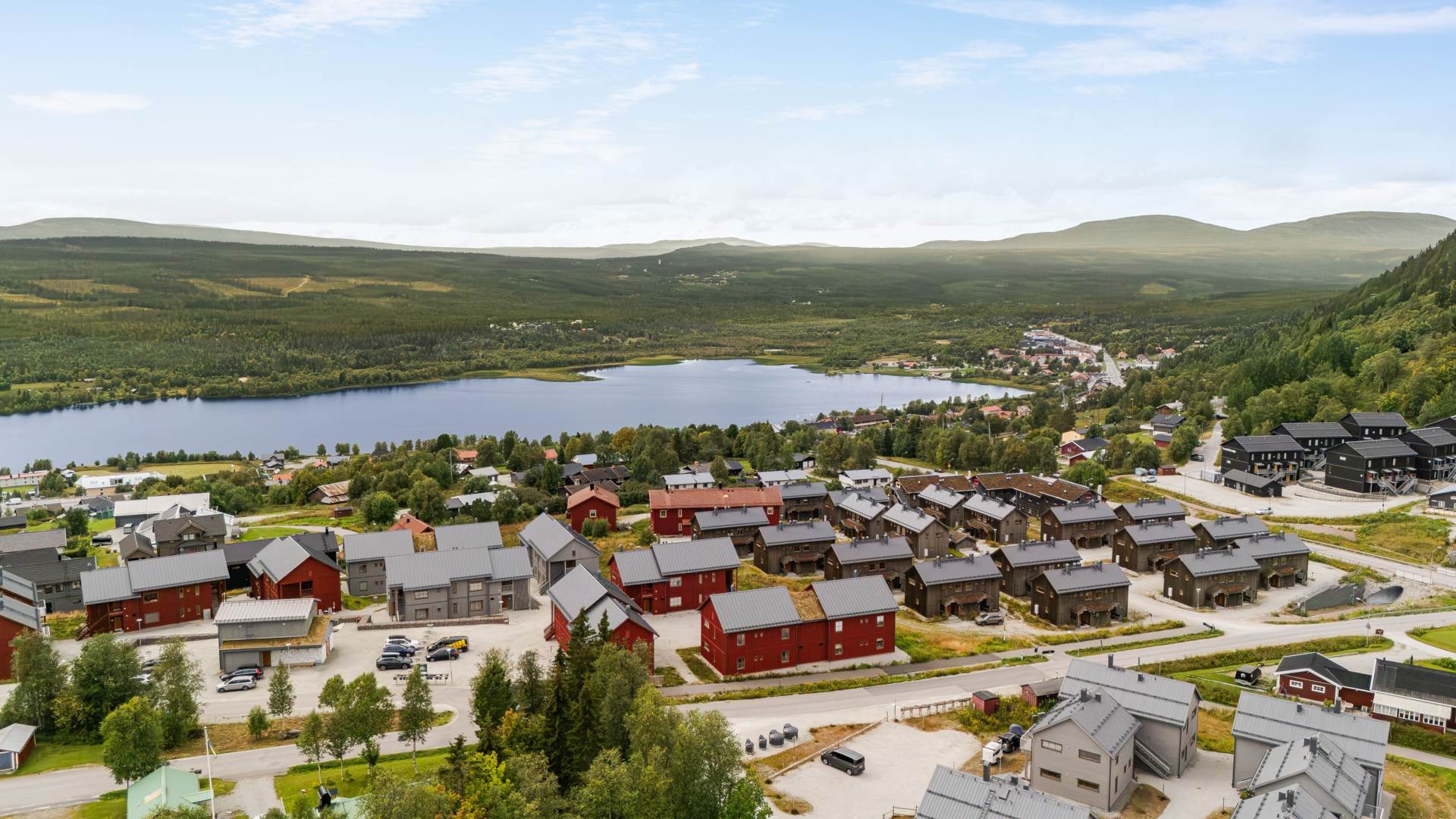 Toppläge i Funäsdalen – bekvämt fjällboende i markplan
