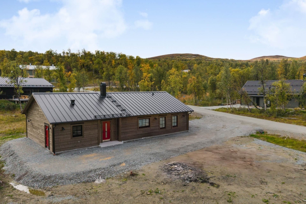 Nybyggd fjälldröm med skidspåren utanför dörren