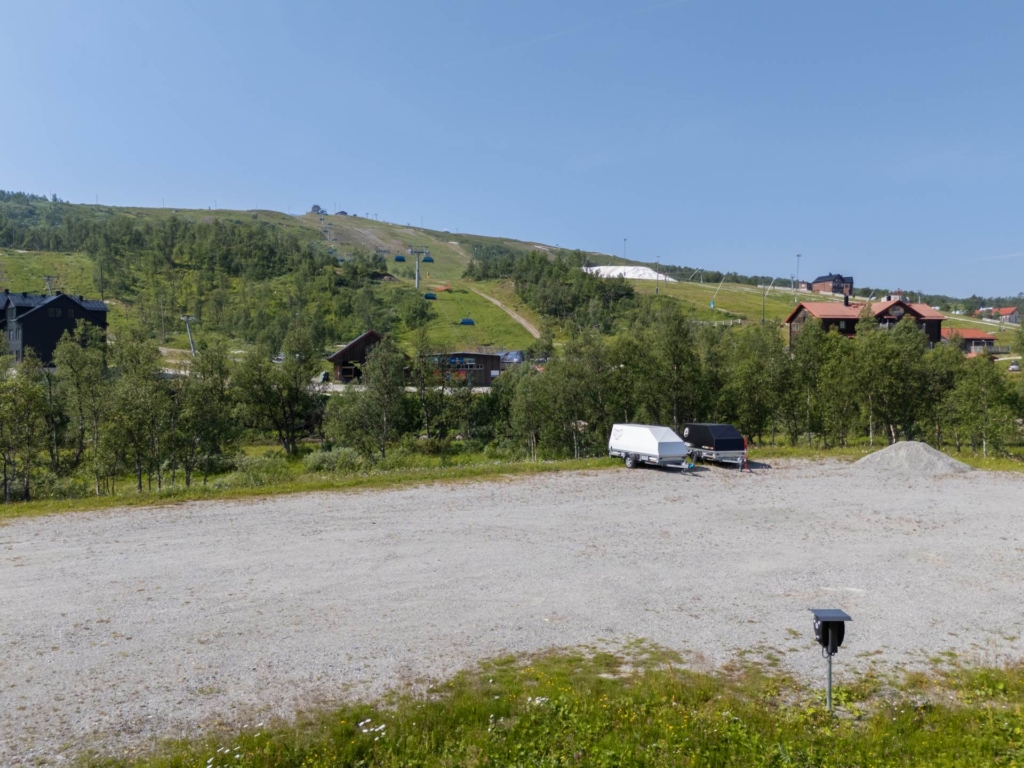Lägenhet i röda byn med egen uteplats och utsikt mot skidbackarna