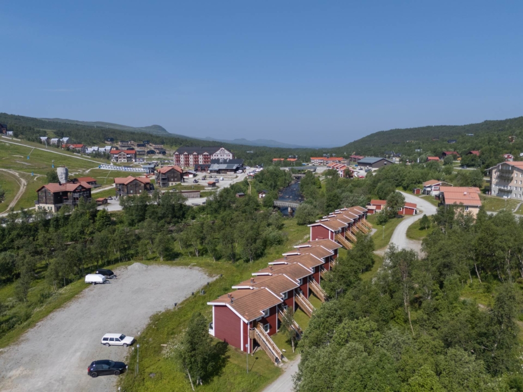 Lägenhet i röda byn med egen uteplats och utsikt mot skidbackarna
