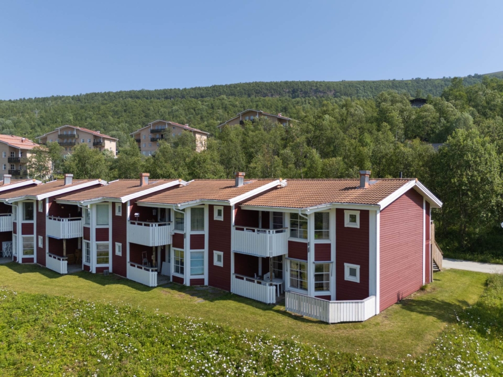 Lägenhet i röda byn med egen uteplats och utsikt mot skidbackarna