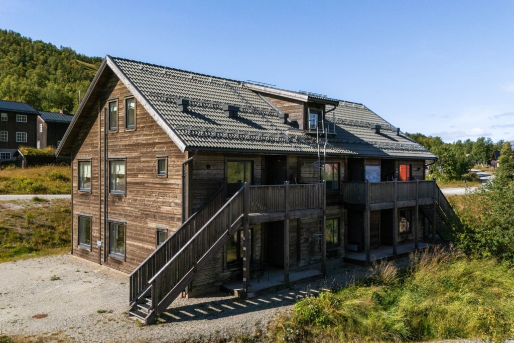 Modernt fjällboende mitt i Ramundberget – med backar och natur runt knuten