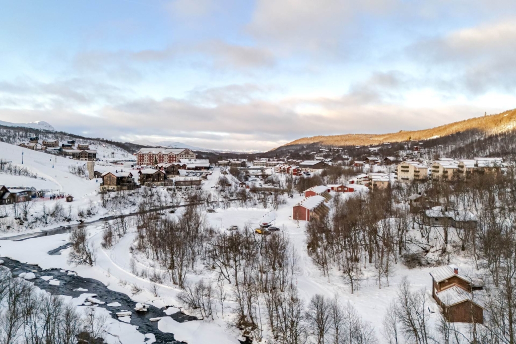 Fantastiskt läge med många möjligheter, direkt närhet till aktiviteter och mäktig fjällnatur!