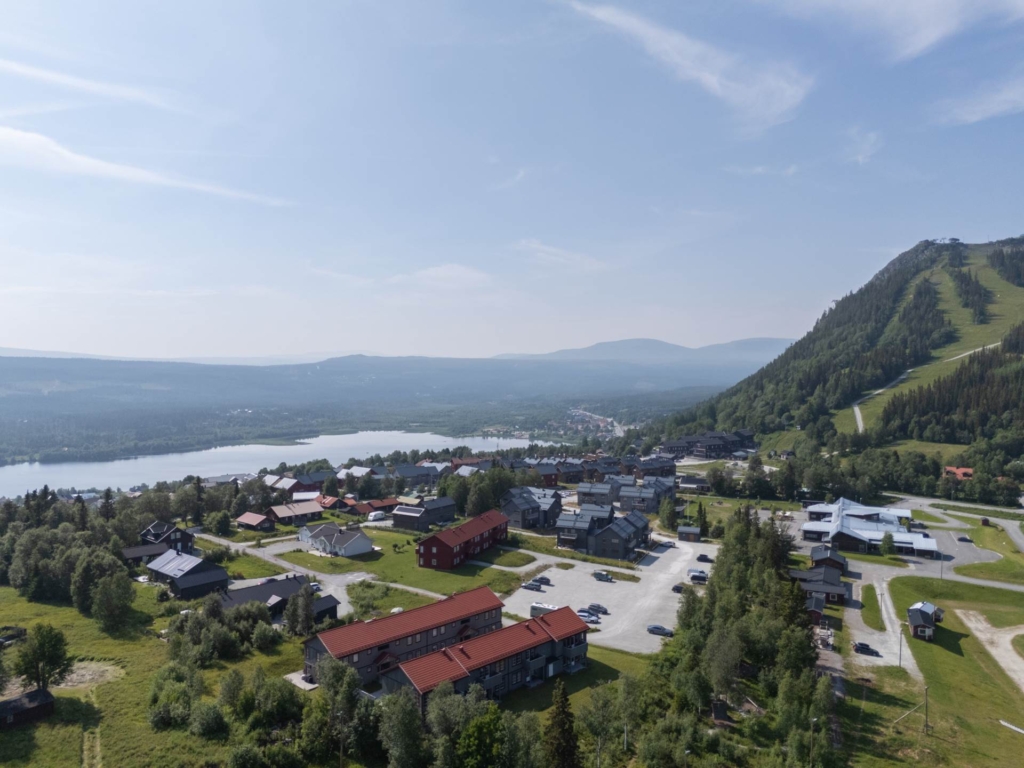 Ljus hörnlägenhet med fjällutsikt – nära backar, längdspår och byliv