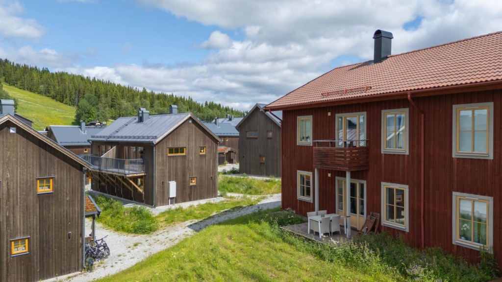 Stilfullt renoverad lägenhet med fritt och centralt läge i Funäsdalen!
