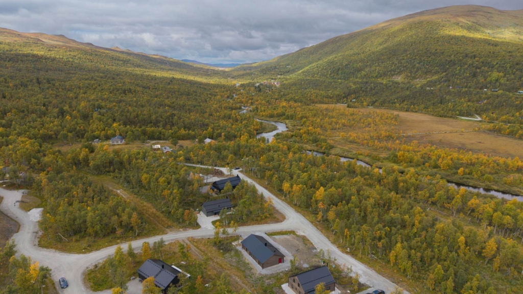 Nybyggd fjälldröm med skidspåren utanför dörren