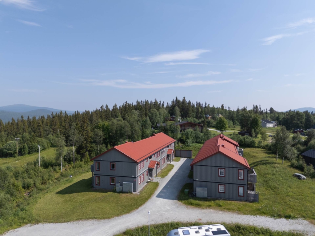 Ljus hörnlägenhet med fjällutsikt – nära backar, längdspår och byliv