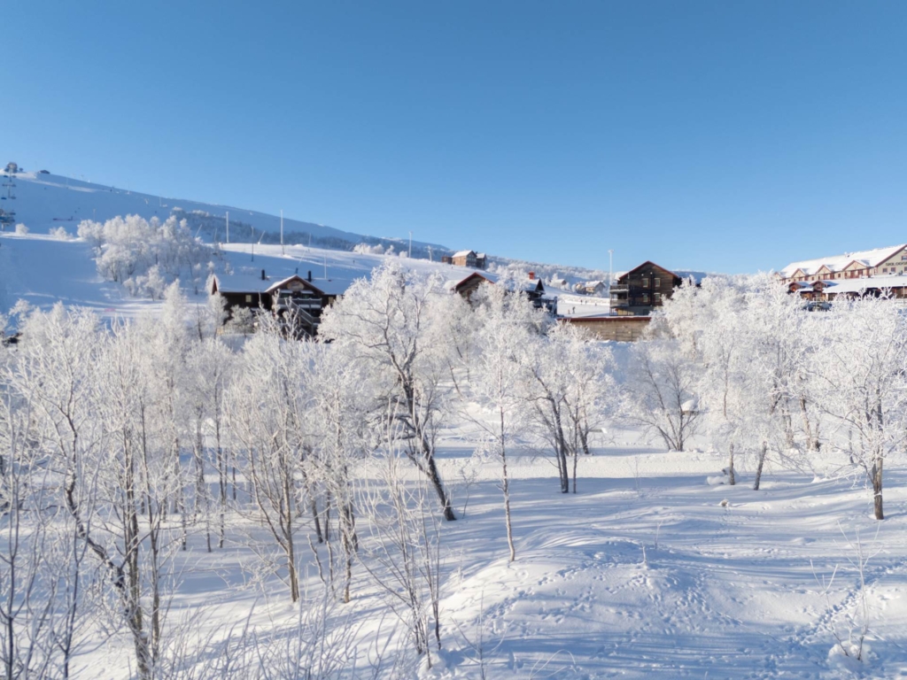 Lägenhet i röda byn med egen uteplats och utsikt mot skidbackarna